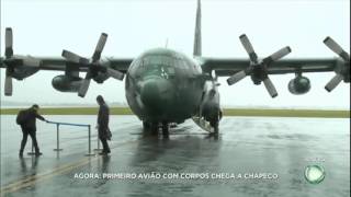 Avião da FAB com corpos de brasileiros chega a Chapecó [upl. by Ardnuasal]